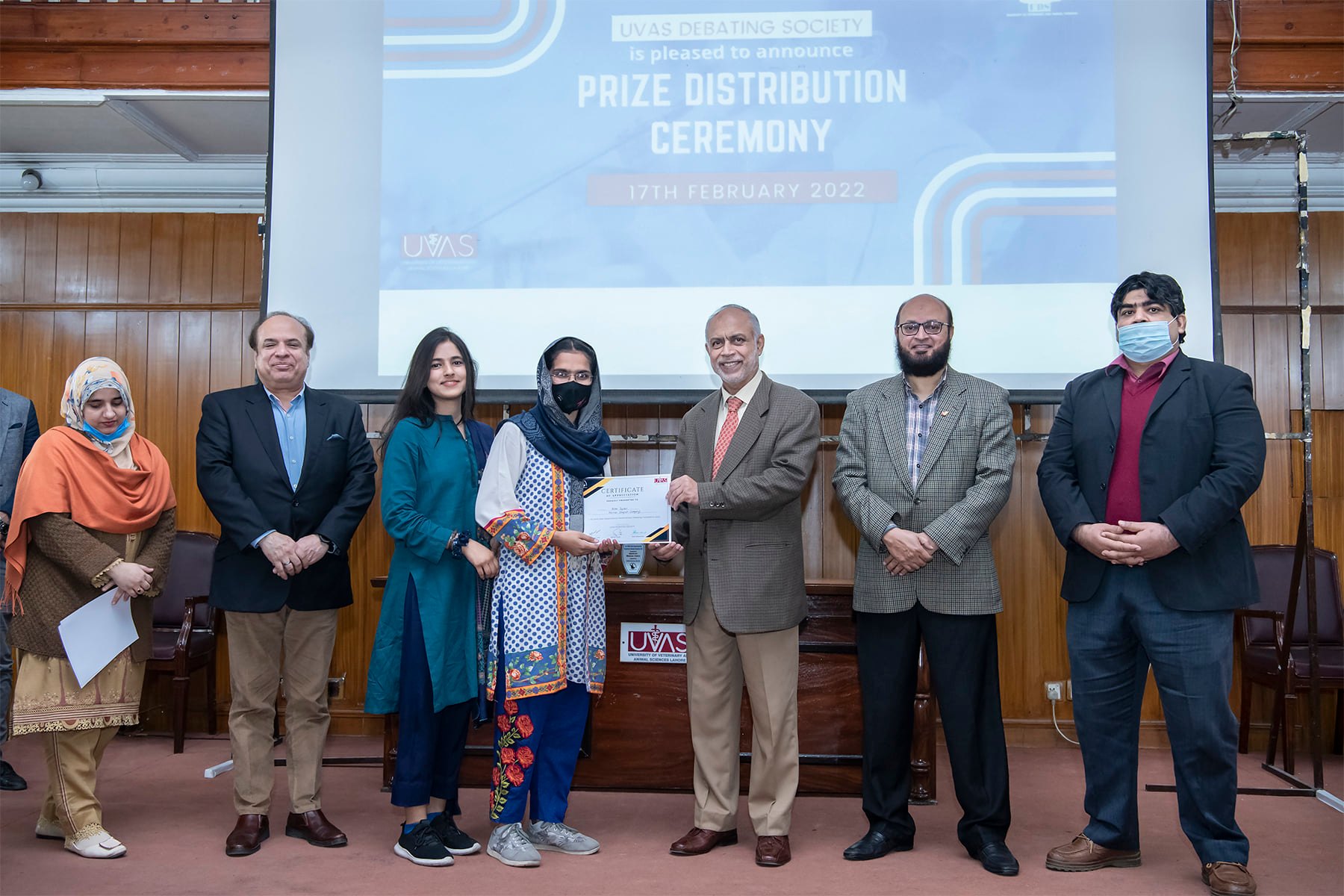 UVAS VC Distributed prize among Debating Society (1)